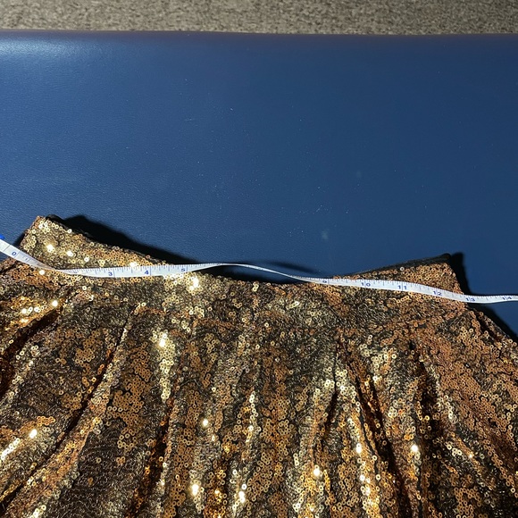 Small Gold Sequined Skirt - Picture 7 of 9